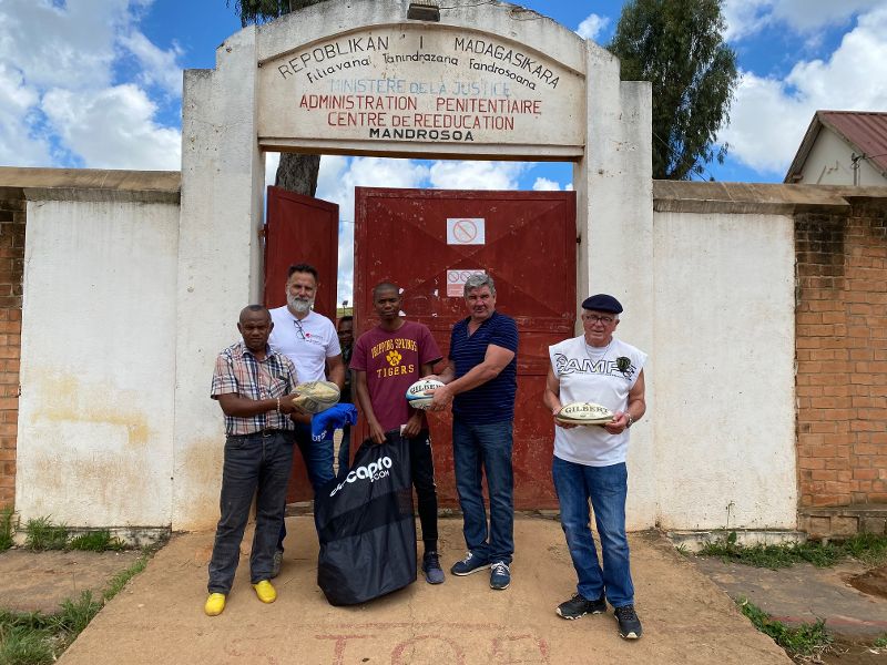 remise des équipements sportifs , par le président et le trésorier , aux représentants du centre de détention des enfants. photo de l'exterieur de la prison