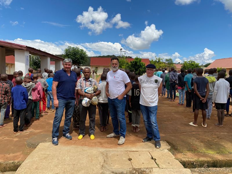 remise des équipements sportifs , par le président et le trésorier , aux représentants du centre de détention des enfants. photo de l'intérieur de la prison